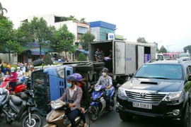 Vụ tai nạn không gây thương vong về người nhưng đã làm giao thông bị ùn tắc nhiều giờ. (Ảnh: Mạnh Linh/TTXVN)