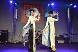 [Photo] Trình diễn thời trang áo dài Việt Nam tại thủ đô Paris