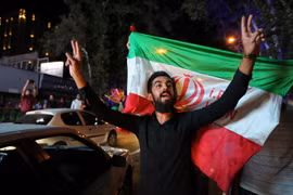 Người dân Iran hoan nghênh thỏa thuận hạt nhân lịch sử giữa Iran và P5+1. (Nguồn: AFP/TTXVN)