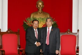 Thường trực Ban Bí thư Lê Hồng Anh hội đàm với Phó Chủ tịch nước Cộng hòa Dân chủ Nhân dân Lào. (Ảnh: Phạm Kiên/TTXVN)
