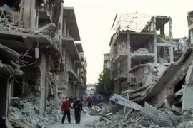 Cảnh hoang tàn sau những đợt không kích vào Syria. (Nguồn: AP)