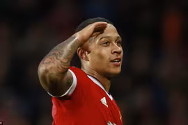 Depay đã mang lại niềm vui lớn cho Louis Van gaal hạnh phúc. (Nguồn: Reuters)