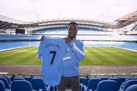 Sterling chính thức gia nhập Man City. 
