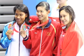 Ánh Viên (giữa) đã thi đấu hết các nội dung ở SEA Games 28. (Ảnh: Quốc Khánh/TTXVN)
