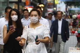 Khách du lịch đeo khẩu trang phòng MERS tại thủ đô Seoul. (Nguồn: THX/TTXVN)
