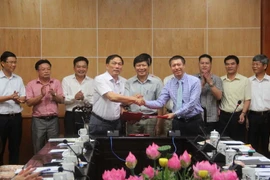 Quang cảnh lễ ký kết bàn giao diễn ra hôm 5/6. (Ảnh: Trịnh Duy Hưng/TTXVN)