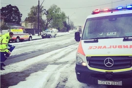 Đường xá ở Australia được phủ trắng bởi mưa đá. (Nguồn: Daily Mail)