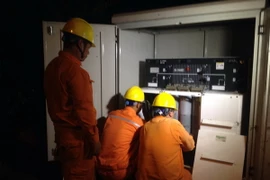 Công nhân Công ty Điện lực Quảng Ninh khẩn trương khắc phục sự cố tại các trạm biến áp để sớm cấp điện cho người dân. (Ảnh: Nguyễn Hoàng​/TTXVN)