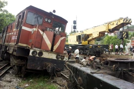 Tàu Bình Dương-Hà Nội trật bánh, giao thông đình trệ hơn 4 giờ