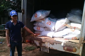 Đối tượng Huy cùng tang vật bị bắt giữ. (Ảnh: Đậu Tất Thành/TTXVN)