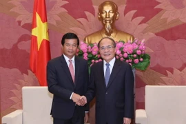 Chủ tịch Quốc hội Nguyễn Sinh Hùng tiếp Đại sứ Đặc mệnh Toàn quyền nước CHDCND Lào tại Việt Nam Somphone Sichaleune. (Ảnh: Phương Hoa​/TTXVN) 