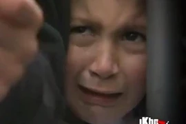 Cổ động viên nhí khóc khi gặp Ronaldo.