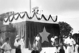 Chủ tịch Hồ Chí Minh thay mặt Chính phủ lâm thời đọc bản Tuyên ngôn Độc lập khai sinh nước Việt Nam Dân chủ Cộng hòa. (Ảnh tư liệu TTXVN)