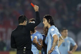 [Photo] Cavani và Fucile bị thẻ đỏ, Uruguay thành cựu vương
