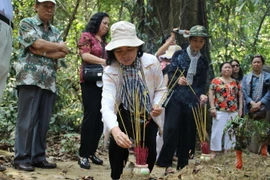 Đoàn cán bộ, phóng viên TTXVN thăm lại Chiến khu Đ. (Ảnh: Sỹ Tuyên/TTXVN)