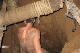 Quảng Ninh: Hai công nhân bị vùi lấp, mắc kẹt trong đường lò