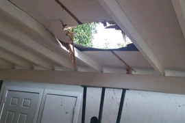 Mái nhà bị thủng sau khi gói cần sa rơi từ trên cao xuống. (Nguồn: ABC News)