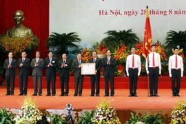 Thủ tướng Nguyễn Tấn Dũng trao tặng Huân chương độc lập hạng Nhất của Chủ tịch cho Văn phòng Chính phủ. (Ảnh: Đức Tám​/TTXVN) 