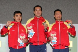 Các xạ thủ trên bục nhận HCV. (Ảnh: Quốc Khánh/TTXVN)