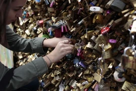 Paris sẽ khởi động chiến dịch gỡ bỏ các ổ khóa tình yêu trên cây cầu đi bộ nổi tiếng Ponts des Arts. (Nguồn: AFP/Getty Images)