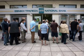 Người dân Hy Lạp xếp hàng dài trước ngân hàng. (Nguồn: Reuters)
