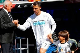 Zied được sánh bước cùng Ronaldo vào sân Bernabeu. (Nguồn: Getty Images)