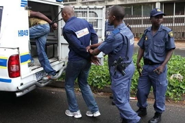 Cảnh sát Nam Phi bắt giữ người tình nghi. (Nguồn: timeslive)