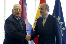 Ông Ricardo Cabrisas và Bộ trưởng kinh tế Tây Ban Nha Luis de Guindos. (Nguồn: AFP)