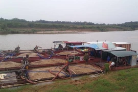 Các tàu hút cát trái phép bị lực lượng ​công an bắt giữ, xử phạt. (Ảnh: Hoa Mai/Vietnam+)