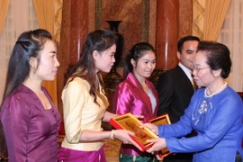 Phó Chủ tịch nước Nguyễn Thị Doan tặng​ 'Chân dung Chủ tịch Hồ Chí Minh​' cho lưu học sinh Lào. (Ảnh: Thống Nhất/TTXVN) 
