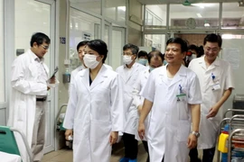 Bộ trưởng Bộ Y tế Nguyễn Thị Kim Tiến và đoàn giám sát tại Bệnh viện Bệnh Nhiệt đới Trung ương (Hà Nội). (Ảnh: Dương Ngọc/TTXVN)