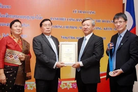 Hà Nội trao tặng Danh hiệu Công dân danh dự cho công dân Lào