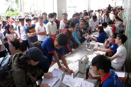 Thí sinh đến rút, nộp hồ sơ xét tuyển nguyện vọng 1. (Ảnh: Phương Vy​/TTXVN)
