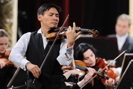 Nghệ sỹ violin gốc Việt Nguyễn Hữu Nguyên. (Ảnh: Minh Đức/TTXVN)