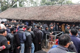 Nam Định: Hàng nghìn người lễ Đền Trần dù chưa đến chính hội