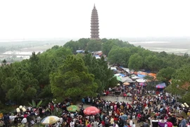Bắc Ninh: Hàng vạn người trẩy hội Phật Tích cầu bình an