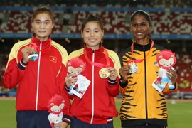 Nguyễn Thị Huyền và Quách Thị Lan trên bục nhận huy chương. (Ảnh: Quốc Khánh/TTXVN)