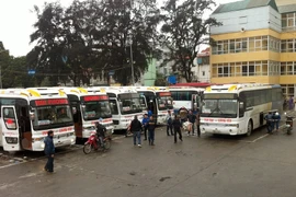 Dịch vụ vận tải hành khách tại bến xe Lương Yên. (Ảnh: Hoàng Hùng​/TTXVN)