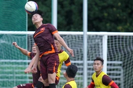 Các cầu thủ trong buổi tập. (Ảnh: Quốc Khánh/TTXVN)