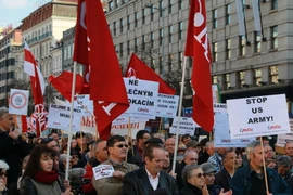Tiếp tục biểu tình lớn tại CH Séc phản đối đoàn xe quân sự Mỹ