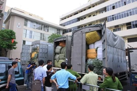 5 xe tải chở hàng lậu, trong đó có 2 xe mang biển kiểm soát giống nhau là 14C-04485. (Ảnh: Doãn Tấn/TTXVN)