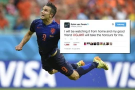 Robin van Persie "hớ nặng" khi James Rodriguez nhận danh hiệu