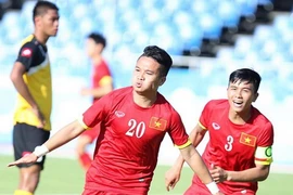 Phi Sơn nâng tỷ số lên 2-0, tạo đà cho đội nhà giành chiến thắng chung cuộc 6-0. (Ảnh: Quốc Khánh)