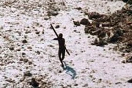 Một thổ dân cầm cung trên hòn đảo bí ẩn. (Nguồn: news.com.au)