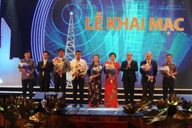 Tặng hoa cho Ban giám khảo tham gia chấm thi tại Liên hoan phát thanh toàn quốc lần thứ XIII. (Ảnh: Tá Chuyên/TTXVN)