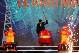 Ông Nguyễn Thế Kỷ, Tổng giám đốc Đài Tiếng nói Việt Nam đánh trống khai mạc Liên hoan phát thanh toàn quốc lần thứ XIII. (Ảnh: Tá Chuyên/TTXVN)