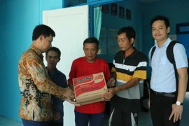 Cán bộ Đại sứ quán Việt Nam tại Indonesia thăm hỏi ngư dân bị giam giữ trên đảo Tarempa. (Ảnh: Trần Chiến/Vietnam+)