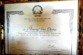 Bằng Tổ quốc ghi công của ông Trương Văn Chóng. (Ảnh: Thanh Liêm/TTXVN)