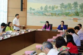 Quang cảnh họp tổ của đoàn đại biểu Quốc hội Vĩnh Phúc, Hà Nam, Quảng Bình và thành phố Cần Thơ. (Ảnh: Trọng Đức/TTXVN
