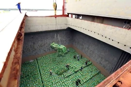 Bốc xếp gạo xuất khẩu của Tổng công ty Lương thực miền Nam tại cảng Sài Gòn. (Ảnh: Vũ Sinh/TTXVN)